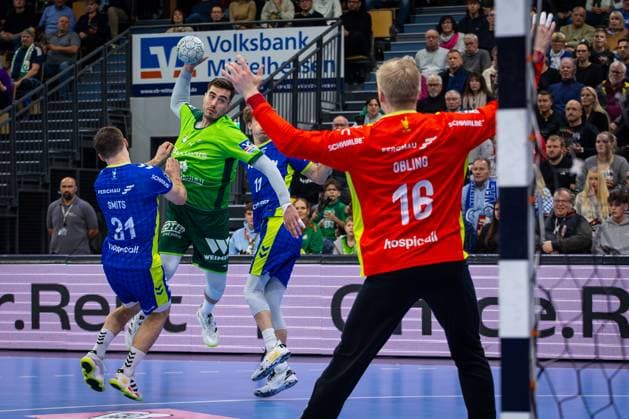 17 11 2025, xovx, Handball Daikin Handball Bundesliga, HSG Wetzlar VfL Gummersbach v l Kay Smits VfL Gummersbach , Filip Vistorop HSG Wetzlar , Mathis Häseler VfL Gummersbach , Bertram Obling VfL Gummersbach Wetzlar Buderus Arena Hessen Germany EN