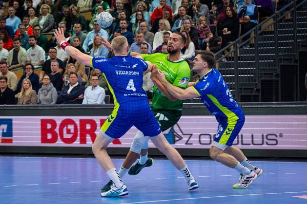 17 11 2025, xovx, Handball Daikin Handball Bundesliga, HSG Wetzlar VfL Gummersbach v l Ellidi Vidarsson VfL Gummersbach , Philipp Ahouansou HSG Wetzlar , Kay Smits VfL Gummersbach Wetzlar Buderus Arena Hessen Germany EN