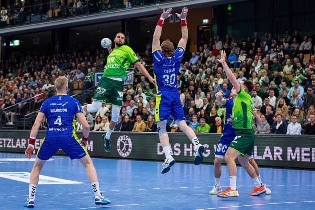 17 11 2025, xovx, Handball Daikin Handball Bundesliga, HSG Wetzlar VfL Gummersbach v l Ellidi Vidarsson VfL Gummersbach , Philipp Ahouansou HSG Wetzlar , Tom Kiesler VfL Gummersbach , Kay Smits VfL Gummersbach , Josip Simic HSG Wetzlar Wetzlar Buderus Arena Hessen Germany EN