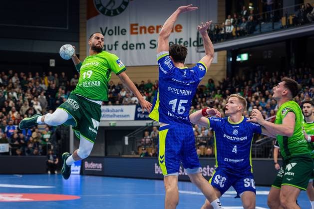 17 11 2025, xovx, Handball Daikin Handball Bundesliga, HSG Wetzlar VfL Gummersbach v l Philipp Ahouansou HSG Wetzlar , Miro Schluroff VfL Gummersbach , Ellidi Vidarsson VfL Gummersbach , Josip Simic HSG Wetzlar Wetzlar Buderus Arena Hessen Germany EN