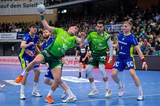 17 11 2025, xovx, Handball Daikin Handball Bundesliga, HSG Wetzlar VfL Gummersbach v l Miro Schluroff VfL Gummersbach , Tom Kiesler VfL Gummersbach , Josip Simic HSG Wetzlar , Filip Vistorop HSG Wetzlar , Ellidi Vidarsson VfL Gummersbach Wetzlar Buderus Arena Hessen Germany EN