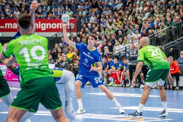 Handball Bundesliga HSG Wetzlar VfL Gummersbach, 17 11 25 Miro Schluroff VfL Gummersbach, 15 , Cyrill Akakpo HSG Wetzlar, 20 , Josip Simic HSG Wetzlar, 10 Handball Bundesliga HSG Wetzlar VfL Gummersbach Wetzlar, 17 11 25 Copyright: xBEAUTIFULxSPORTS Roeczeyx