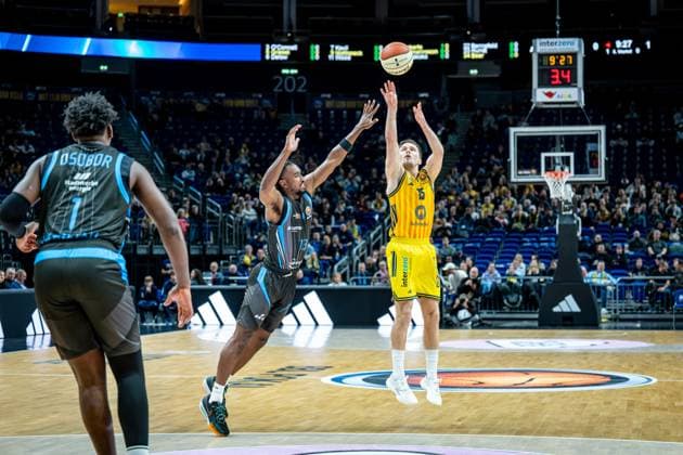 Basketball Berlin 17 11 2025 Season 2025 2026 BBL Cup Quarterfinals Men, Men Alba Berlin Science City Jena Martin Hermannsson Alba Berlin, No 15 Keith Braxton Jena, No 13
