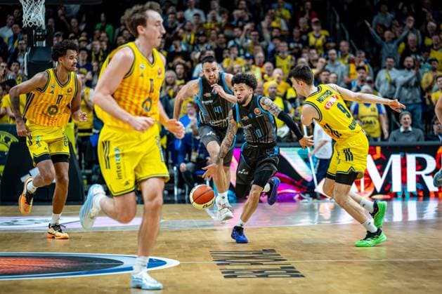 Basketball Berlin 17 11 2025 Season 2025 2026 BBL Cup Quarterfinals Men, Men Alba Berlin Science City Jena Tavian Dunn Martin Jena, No 00 Jonas Mattisseck Alba Berlin, No 09