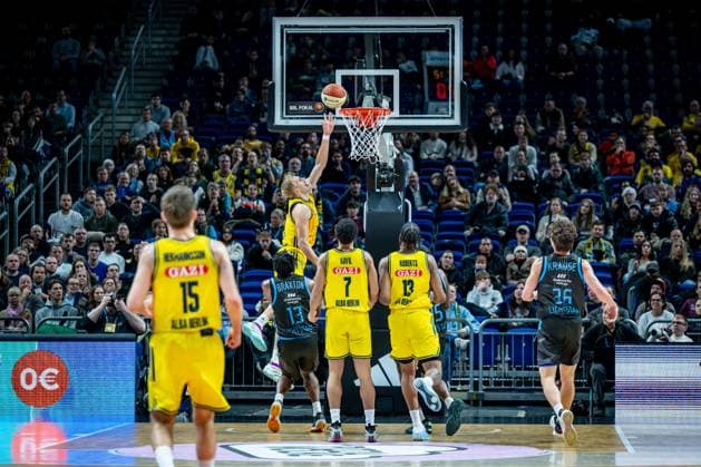 Basketball Berlin 17 11 2025 Season 2025 2026 BBL Cup Quarterfinals Men, Men Alba Berlin Science City Jena Sam Griesel Alba Berlin, No 05 Keith Braxton Jena, No 13