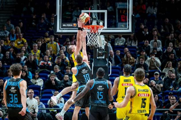 Basketball Berlin 17 11 2025 Season 2025 2026 BBL Cup Quarterfinals Men, Men Alba Berlin Science City Jena Justin Bean Alba Berlin, No 34 Joe Wieskamp Jena, No 10