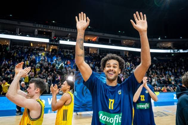 Basketball Berlin 17 11 2025 Season 2025 2026 BBL Cup Quarterfinals Men, Men Alba Berlin Science City Jena Norris Agbakoko Alba Berlin, No 17 Cheers