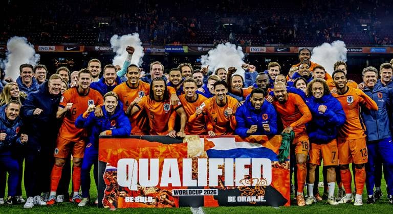 AMSTERDAM, 17-11-2025, Johan Cruijff ArenA , season 2025 2026 , FIFA World Cup, WM, Weltmeisterschaft, Fussball Qualifier football , match between The Netherlands and Lithuania 4-0. Pictures shows the complete squad celebrate the qualification Netherlands - Lithuania  x32081620x Copyright: