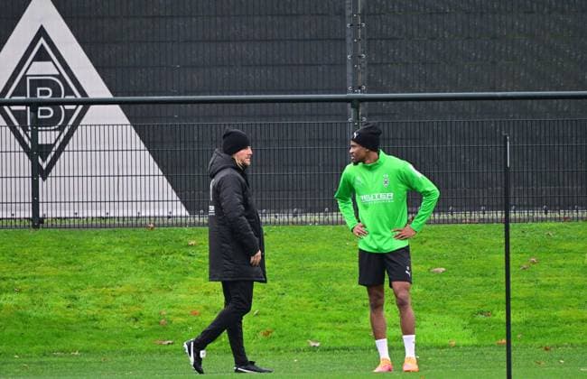 18 11 2025 Moenchengladbach Football, Men, Season 2025 2026, Training Borussia Moenchengladbach Im Gespraech v li Eugen Polanski Interim Coach Gladbach , Nathan Ngoumou Gladbach DFL regulations prohibit any use of photographs as image sequences and or quasi video Borussia Park NRW Germany