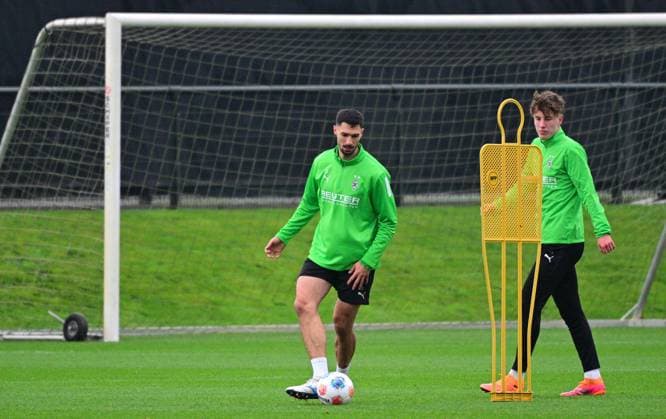 18 11 2025 Moenchengladbach Football, Men, Season 2025 2026, Training Borussia Moenchengladbach Tim Kleindienst Gladbach, li in team training DFL regulations prohibit any use of photographs as image sequences and or quasi video Borussia Park NRW Germany