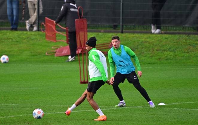 18 11 2025 Moenchengladbach Football, Men, Season 2025 2026, Training Borussia Moenchengladbach Wieder am Ball Nathan Ngoumou Gladbach DFL regulations prohibit any use of photographs as image sequences and or quasi video Borussia Park NRW Germany