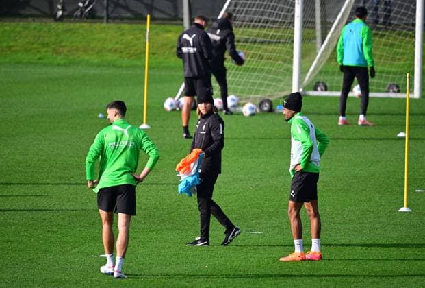 18 11 2025 Moenchengladbach Football, Men, Season 2025 2026, Training Borussia Moenchengladbach Eugen Polanski interim coach Gladbach, center welcomes Tim Kleindienst Gladbach, left and Nathan Ngoumou Gladbach, right back in team training DFL regulations prohibit any use of photographs as image sequences and or quasi video Borussia Park NRW Germany