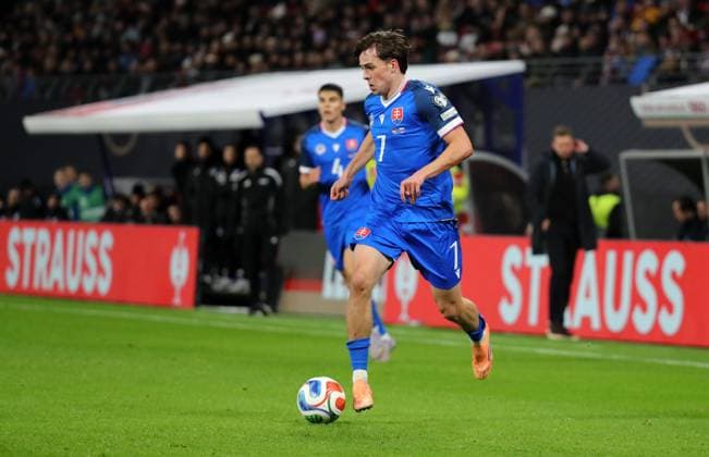GER, WM-Qualifikation, Deutschland - Slowakei 17.11.2025, Leipzig, Red Bull Arena, GER, Saison 2025, Laenderspiel, WM-Qualifikation Europa, Gruppenphase, 6.Spieltag, Gruppe A Deutschland - Slowakei im Bild Leo Sauer (Slowakei) DFL regulations prohibit any use of photographs as image sequences and or quasi-video *** GER, World Cup Qualification, Germany Slovakia 17 11 2025, Leipzig, Red Bull Arena, GER, Season 2025, Laenderspiel, WM Qualifikation Europa, Gruppenphase, 6 Spieltag, Gruppe A Germany Slovakia im Bild Leo Sauer Slovakia DFL regulations prohibit any use of photographs as image sequences and or quasi video