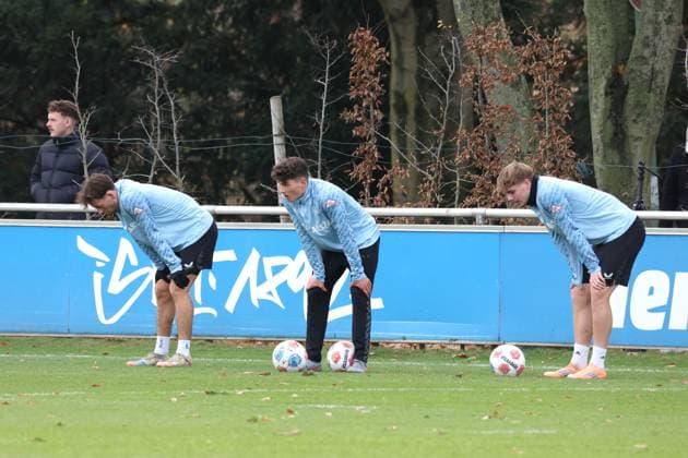 DEU, DFL, 2 FBL Hertha BSC, Training, 18 11 2025, Sportforum, Berlin, DEU, DFL, 2 FBL Hertha BSC, Training, im Bild Hertha Spielerkreis DFL regulations prohibit any use of Photographs as image sequences and or quasi video nordphotoxGmbHx xEngler nph00076