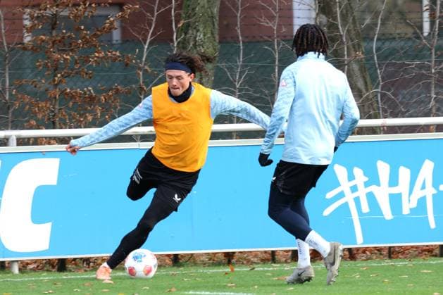 DEU, DFL, 2 FBL Hertha BSC, Training, 18 11 2025, Sportforum, Berlin, DEU, DFL, 2 FBL Hertha BSC, Training, pictured Fabian Reese Hertha BSC Berlin 11 , Deyovaisio Zeefuik Hertha BSC Berlin 42 DFL regulations prohibit any use of Photographs as image sequences and or quasi video nordphotoxGmbHx xEngler nph00076