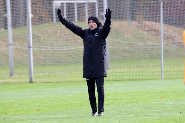 DEU, DFL, 2 FBL Hertha BSC, Training, 18 11 2025, Sportforum, Berlin, DEU, DFL, 2 FBL Hertha BSC, Training, im Bild Cheftrainer Stefan Leitl Hertha BSC Berlin DFL regulations prohibit any use of Photographs as image sequences and or quasi video nordphotoxGmbHx xEngler nph00076