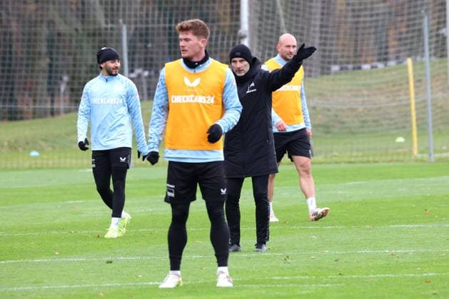 DEU, DFL, 2 FBL Hertha BSC, Training, 18 11 2025, Sportforum, Berlin, DEU, DFL, 2 FBL Hertha BSC, Training, in the picture Head Coach Stefan Leitl Hertha BSC Berlin , Toni Leistner Hertha BSC Berlin 37 , Sebastian Groenning Hertha BSC Berlin 17 , Kevin Sessa Hertha BSC Berlin 8 DFL regulations prohibit any use of Photographs as image sequences and or quasi video nordphotoxGmbHx xEngler nph00076