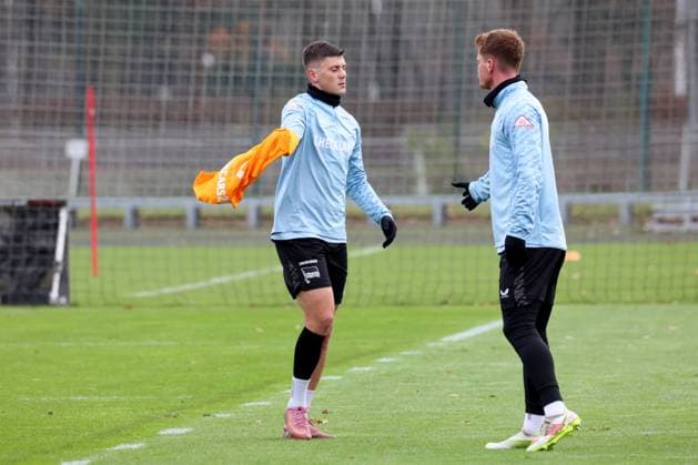 DEU, DFL, 2 FBL Hertha BSC, Training, 18 11 2025, Sportforum, Berlin, DEU, DFL, 2 FBL Hertha BSC, Training, im Bild Dawid Kownacki Hertha BSC Berlin 9 , Sebastian Groenning Hertha BSC Berlin 17 DFL regulations prohibit any use of Photographs as image sequences and or quasi video nordphotoxGmbHx xEngler nph00076