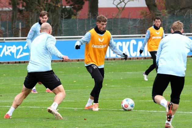 DEU, DFL, 2 FBL Hertha BSC, Training, 18 11 2025, Sportforum, Berlin, DEU, DFL, 2 FBL Hertha BSC, Training, im Bild Michael Cuisance Hertha BSC Berlin 10 , Toni Leistner Hertha BSC Berlin 37 DFL regulations prohibit any use of Photographs as image sequences and or quasi video nordphotoxGmbHx xEngler nph00076