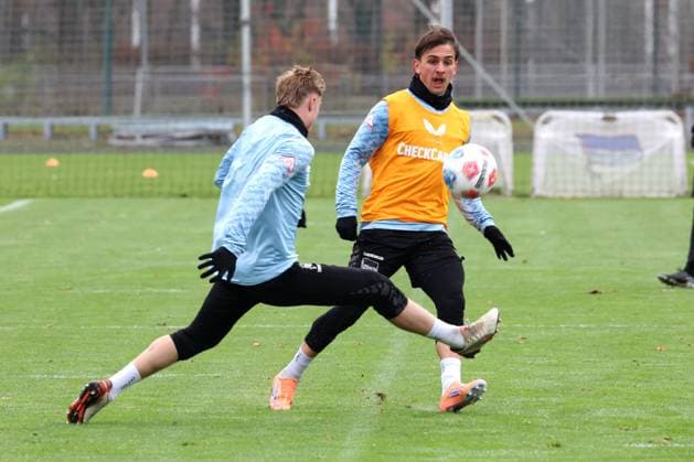 DEU, DFL, 2 FBL Hertha BSC, Training, 18 11 2025, Sportforum, Berlin, DEU, DFL, 2 FBL Hertha BSC, Training, im Bild Michal Karbownik Hertha BSC Berlin 33 , Julian Eitschberger Hertha BSC Berlin 2 DFL regulations prohibit any use of Photographs as image sequences and or quasi video nordphotoxGmbHx xEngler nph00076