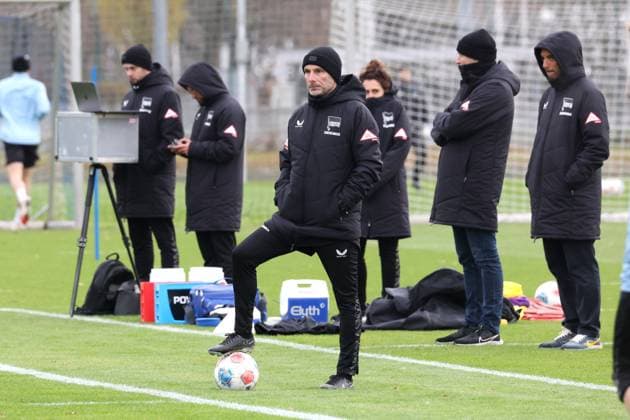 DEU, DFL, 2 FBL Hertha BSC, Training, 18 11 2025, Sportforum, Berlin, DEU, DFL, 2 FBL Hertha BSC, Training, im Bild Cheftrainer Stefan Leitl Hertha BSC Berlin , Team da hinter DFL regulations prohibit any use of Photographs as image sequences and or quasi video nordphotoxGmbHx xEngler nph00076