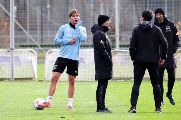 DEU, DFL, 2 FBL Hertha BSC, Training, 18 11 2025, Sportforum, Berlin, DEU, DFL, 2 FBL Hertha BSC, Training, im Bild Cheftrainer Stefan Leitl Hertha BSC Berlin , Kennet Eichhorn Hertha BSC Berlin 23 DFL regulations prohibit any use of Photographs as image sequences and or quasi video nordphotoxGmbHx xEngler nph00076