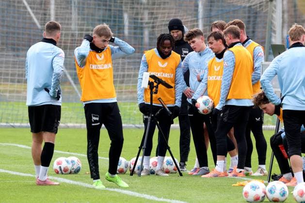 DEU, DFL, 2 FBL Hertha BSC, Training, 18 11 2025, Sportforum, Berlin, DEU, DFL, 2 FBL Hertha BSC, Training, im Bild Auswertung, Hertha Spielerkreis DFL regulations prohibit any use of Photographs as image sequences and or quasi video nordphotoxGmbHx xEngler nph00076
