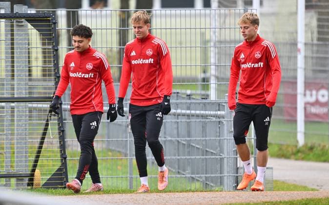 18 11 2025 Soccer 2 Soccer Bundesliga Season 2025 2026 1 FC Nürnberg Nuernberg FCN Club Training Sportfoto Zink xwoxzix Justin von der Hitz 27, 1 FC Nürnberg FCN Eric Porstner 41, 1 FC Nürnberg FCN Tim Janisch 32, 1 FC Nürnberg FCN on the way to the training ground