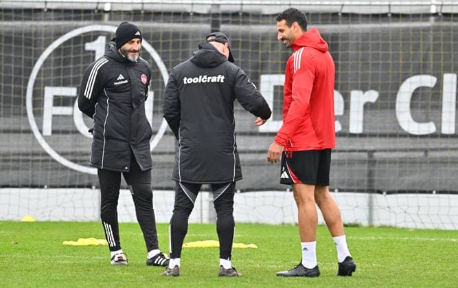 18 11 2025 Soccer 2 Soccer Bundesliga Season 2025 2026 1 FC Nürnberg Nuernberg FCN Club Training Sportfoto Zink xwoxzix Javier Pinola Co Coach 1 FC Nürnberg FCN Dominik Schmitt Transition Coach 1 FC Nürnberg FCN Adriano Grimaldi 33, 1 FC Nürnberg FCN