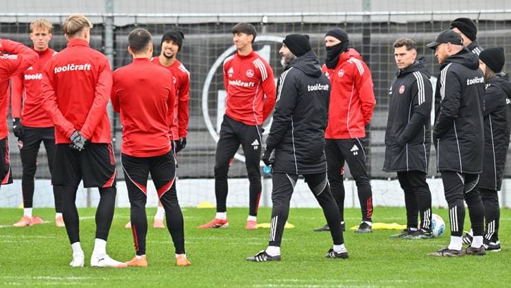 18 11 2025 Soccer 2 Soccer Bundesliga Season 2025 2026 1 FC Nürnberg Nuernberg FCN Club Training Sportfoto Zink xwoxzix Javier Pinola Co Coach 1 FC Nürnberg FCN speaks to Team Team