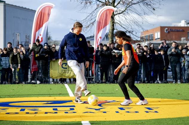 Football, Frankie de Jong opens Cruyff Court in Gorinchem