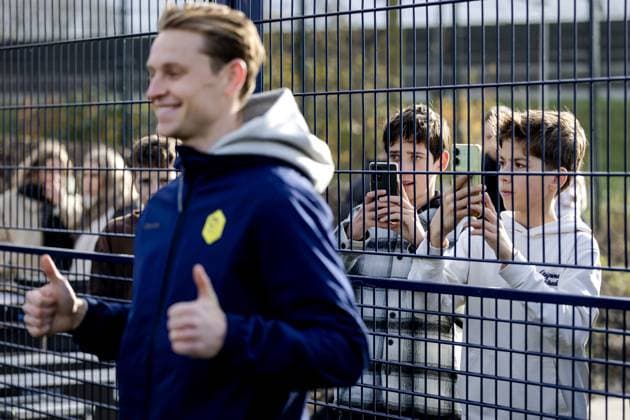 GORINCHEM - Frenkie de Jong during the opening of a Cruyff Court at the i_campus. Because the footballer won the Johan Cruyff Prize in 2019, he was allowed to choose a location for a new Cruyff Court. ANP ROBIN VAN LONKHUIJSEN xVIxANPxSportx xxANPxIVx 542414134 originalFilename: 542414134.jpg