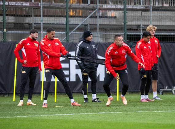 Fußball, Herren, Saison 2025 2026, 1. Bundesliga, 1. FC Union Berlin, Training, v. l. Oliver Burke (1. FC Union Berlin), Danilho Doekhi (1. FC Union Berlin), Athletiktrainer Martin Krüger (1. FC Union Berlin), Marin Ljubicic (1. FC Union Berlin), Woo-yeong Jeong (1. FC Union Berlin), Tom Rothe (1. FC Union Berlin), 18.11. 2025, *** Soccer, Men, Season 2025 2026, 1 Bundesliga, 1 FC Union Berlin, Training, f l Oliver Burke 1 FC Union Berlin , Danilho Doekhi 1 FC Union Berlin , Athletics coach Martin Krüger 1 FC Union Berlin , Marin Ljubicic 1 FC Union Berlin , Woo yeong Jeong 1 FC Union Berlin , Tom Rothe 1 FC Union Berlin , 18 11 2025, Copyright: xMatthiasxKochx