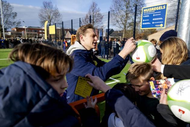 GORINCHEM - Frenkie de Jong signs autographs during the opening of a Cruyff Court at the i_campus. Because the footballer won the Johan Cruyff Prize in 2019, he was allowed to choose a location for the new Cruyff Court. ANP ROBIN VAN LONKHUIJSEN xVIxANPxSportx xxANPxIVx 542414294 originalFilename: 542414294.jpg