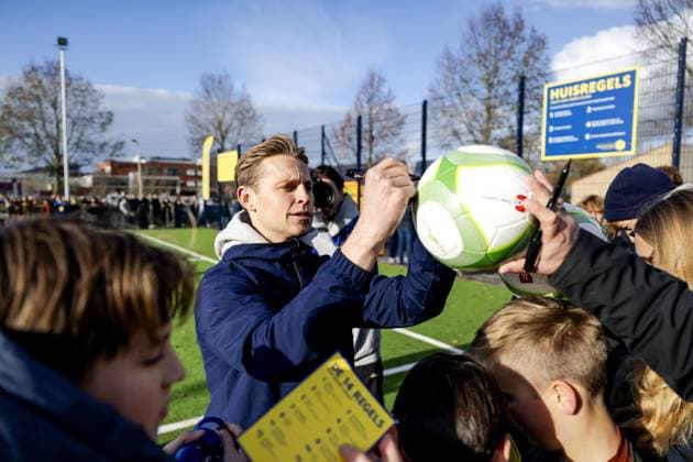GORINCHEM - Frenkie de Jong signs autographs during the opening of a Cruyff Court at the i_campus. Because the footballer won the Johan Cruyff Prize in 2019, he was allowed to choose a location for the new Cruyff Court. ANP ROBIN VAN LONKHUIJSEN xVIxANPxSportx xxANPxIVx 542414350 originalFilename: 542414350.jpg