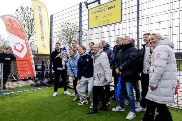GORINCHEM - Frenkie de Jong with his grandmother and other family members at the opening of a Cruyff Court at the i_campus. Because the footballer won the Johan Cruyff Prize in 2019, he was allowed to choose a location for a new Cruyff Court. ANP ROBIN VAN LONKHUIJSEN xVIxANPxSportx xxANPxIVx 542414386 originalFilename: 542414386.jpg