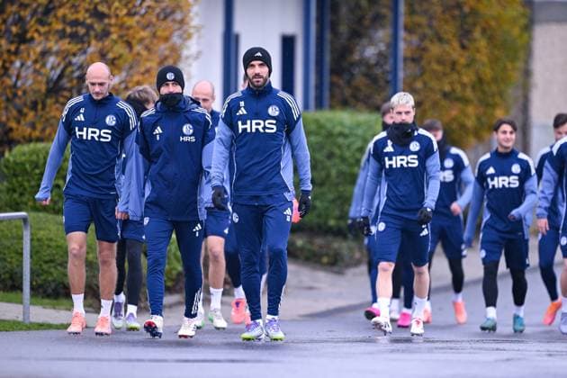 18 11 2025, Football, 2 Bundesliga, Season 2025 2026, Training FC Schalke 04, The run to the pitch, Henning Matriciani FC Schalke 04 , Ron Schallenberg FC Schalke 04 , Kenan Karaman FC Schalke 04 xRHR PHOTO YYx Copyright: KROEGER RHR-FOTOx RHR-FOTO YY