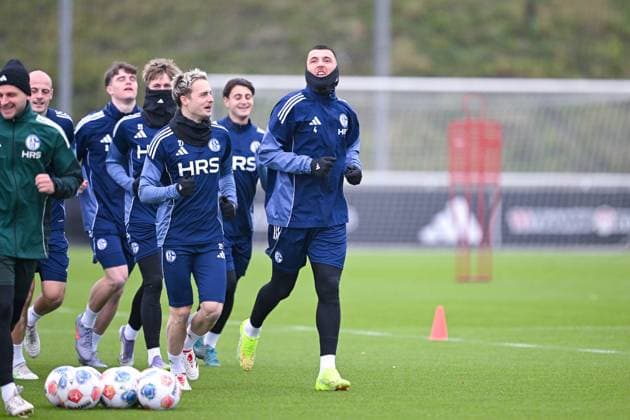 18 11 2025, Football, 2 Bundesliga, Season 2025 2026, Training FC Schalke 04, Finn Porath FC Schalke 04 , Hasan Kurucay FC Schalke 04 xRHR PHOTO YYx Copyright: KROEGER RHR-FOTOx RHR-FOTO YY