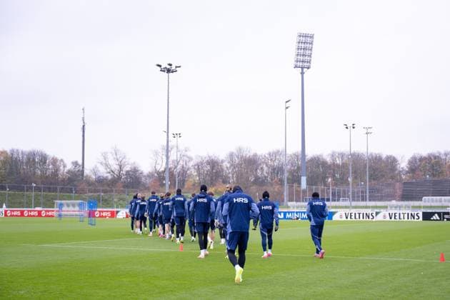 18 11 2025, Football, 2 Bundesliga, Season 2025 2026, Training FC Schalke 04, The players of FC Schalke 04 go to warm up, xRHR PHOTO YYx Copyright: KROEGER RHR-FOTOx RHR-FOTO YY