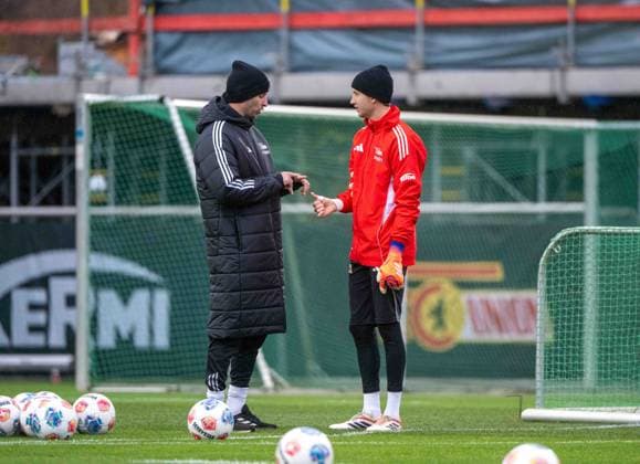 Soccer, Men, Season 2025 2026, 1 Bundesliga, 1 FC Union Berlin, Training, f l Physiotherapist Sven Kuhlbrodt, Goalkeeper Frederik Rönnow 1 FC Union Berlin , 18 11 2025, Copyright: xMatthiasxKochx