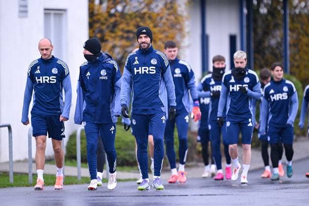 18 11 2025, Football, 2 Bundesliga, Season 2025 2026, Training FC Schalke 04, The run to the pitch, Henning Matriciani FC Schalke 04 , Ron Schallenberg FC Schalke 04 , Kenan Karaman FC Schalke 04 xRHR PHOTO YYx Copyright: KROEGER RHR-FOTOx RHR-FOTO YY