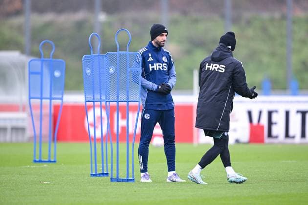 18 11 2025, Football, 2 Bundesliga, Season 2025 2026, Training FC Schalke 04, Kenan Karaman FC Schalke 04 , Coach Miron Muslic FC Schalke 04 xRHR PHOTO YYx Copyright: KROEGER RHR-FOTOx RHR-FOTO YY