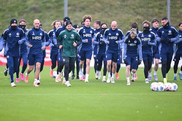 18 11 2025, Football, 2 Bundesliga, Season 2025 2026, Training FC Schalke 04, Warm-up of the players of FC Schalke 04, xRHR PHOTO YYx Copyright: KROEGER RHR-FOTOx RHR-FOTO YY