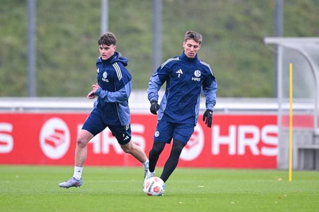 18 11 2025, Football, 2 Bundesliga, Season 2025 2026, Training FC Schalke 04, Dylan Leonard FC Schalke 04 , Felipe Sanchez FC Schalke 04 , xRHR PHOTO YYx Copyright: KROEGER RHR-FOTOx RHR-FOTO YY