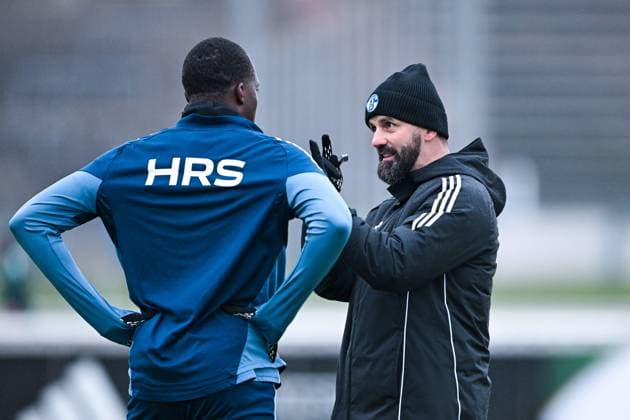 18 11 2025, Football, 2 Bundesliga, Season 2025 2026, Training FC Schalke 04, Bryan Lasme FC Schalke 04 , Coach Miron Muslic FC Schalke 04 xRHR PHOTO YYx Copyright: KROEGER RHR-FOTOx RHR-FOTO YY