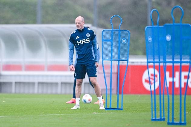 18 11 2025, Football, 2 Bundesliga, Season 2025 2026, Training FC Schalke 04, Tim Dietrich FC Schalke 04 xRHR PHOTO YYx Copyright: KROEGER RHR-FOTOx RHR-FOTO YY