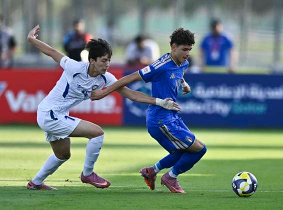 Italy v Uzbekistan : Round of 16- FIFA U-17 World Cup Qatar 2025 Samuele Inacio of Italy and Sayfiddin Sodikov of Uzbekistan in action during the FIFA U-17 World Cup Qatar 2025 Round of 16 match between Italy and Uzbekistan in Doha, Qatar, on November 18, 2025. DOHA Qatar Copyright: xNOUSHADxTHEKKAYILx