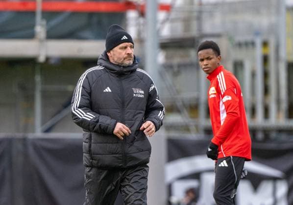 Soccer, Men, Season 2025 2026, 1 Bundesliga, 1 FC Union Berlin, Training, f l Coach Steffen Baumgart 1 FC Union Berlin , Sadou Barry 1 FC Union Berlin , 18 11 2025, Copyright: xMatthiasxKochx