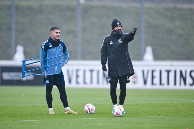18 11 2025, Football, 2 Bundesliga, Season 2025 2026, Training FC Schalke 04, Mauro Zalazar FC Schalke 04 , Coach Miron Muslic FC Schalke 04 xRHR PHOTO YYx Copyright: KROEGER RHR-FOTOx RHR-FOTO YY