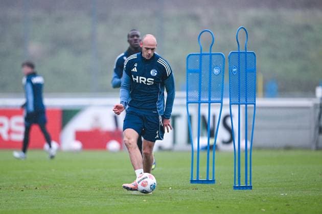 18 11 2025, Football, 2 Bundesliga, Season 2025 2026, Training FC Schalke 04, Henning Matriciani FC Schalke 04 xRHR PHOTO YYx Copyright: KROEGER RHR-FOTOx RHR-FOTO YY
